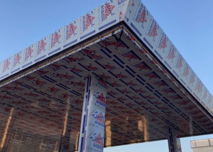 عند القيام بأي حملة إعلانية، تعتبر عملية اختيار المواد المناسبة للطباعة خطوة حاسمة لضمان نجاح الإعلان